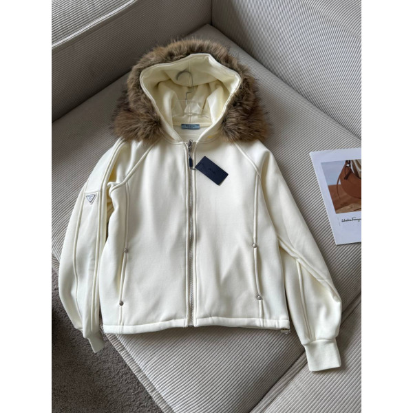Костюм женский Prada